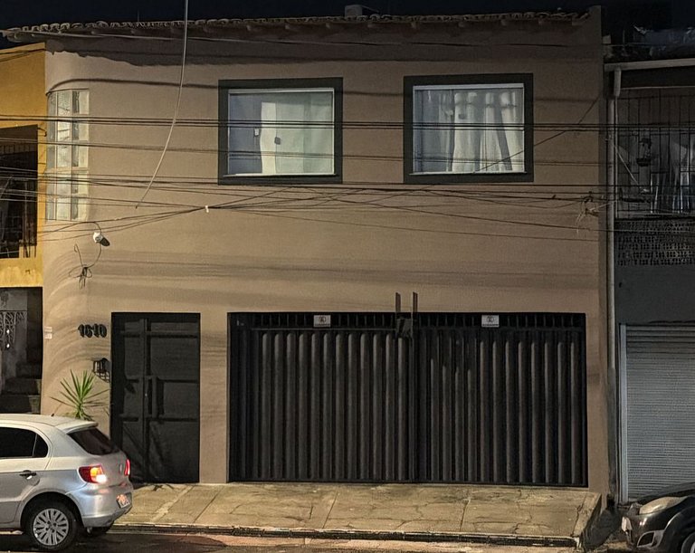 Estúdio 1610 — Quarto de casal e sala, perto de tudo.