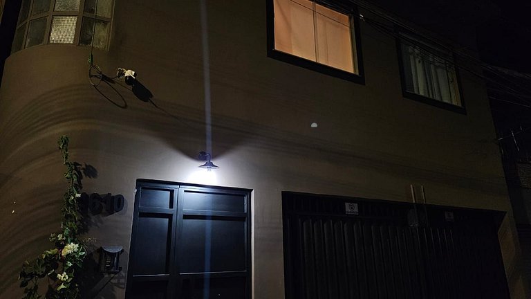 Estúdio 1610 — Quarto de casal e sala, perto de tudo.