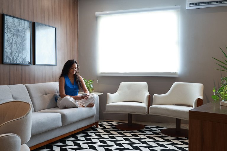 Estúdio 1610 — Quarto de casal e sala, perto de tudo.