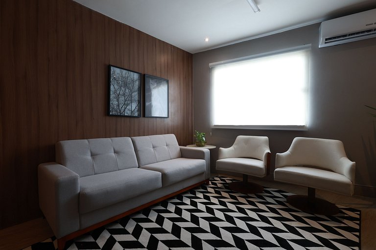 Estúdio 1610 — Quarto de casal e sala, perto de tudo.