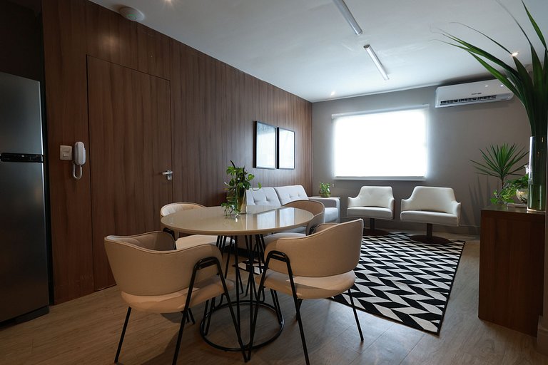 Estúdio 1610 — Quarto de casal e sala, perto de tudo.