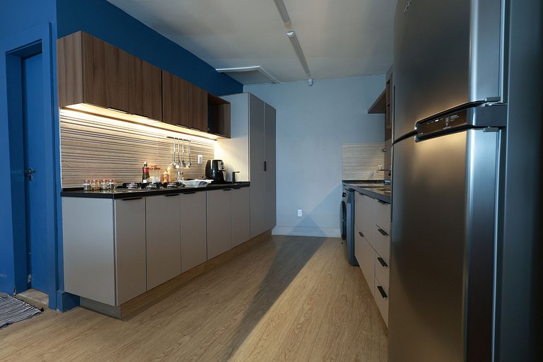 Estúdio 1610 — Quarto de casal e sala, perto de tudo.