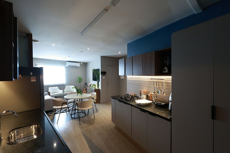 Estúdio 1610 — Quarto de casal e sala, perto de tudo.