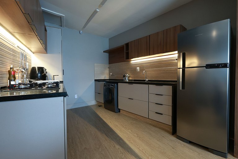 Estúdio 1610 — Quarto de casal e sala, perto de tudo.