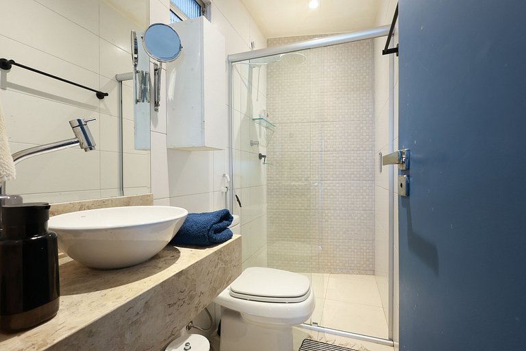 Estúdio 1610 — Quarto de casal e sala, perto de tudo.