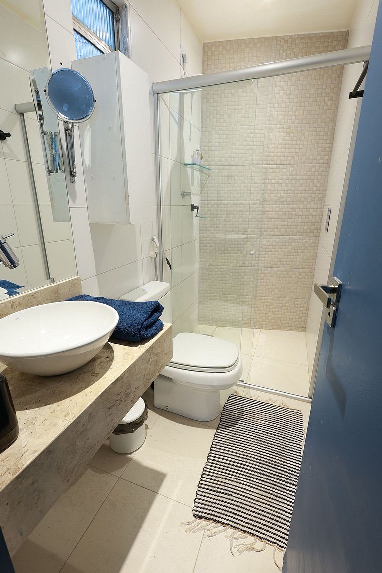 Estúdio 1610 — Quarto de casal e sala, perto de tudo.