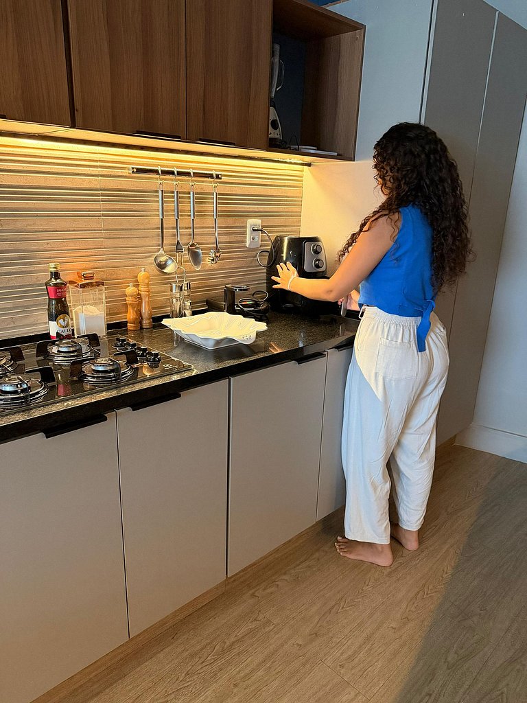 Estúdio 1610 — Quarto de casal e sala, perto de tudo.