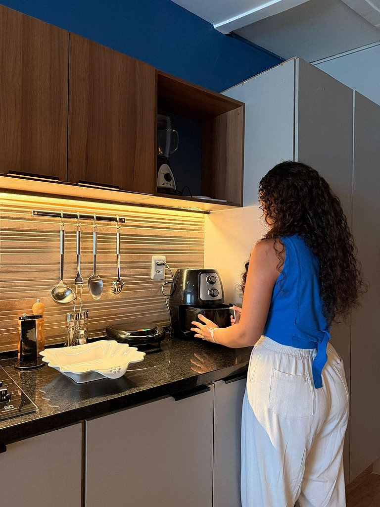 Estúdio 1610 — Quarto de casal e sala, perto de tudo.